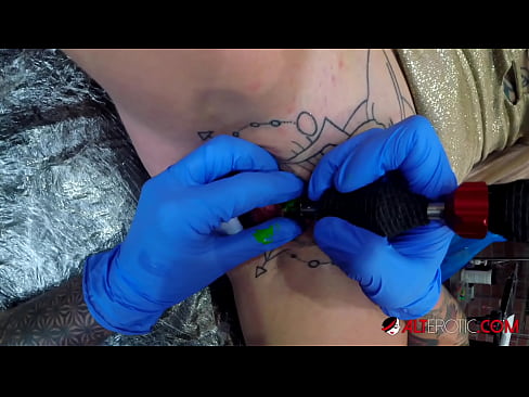 ❤️ Extremamente tatuada, a brasa Sully Savage fez uma tatuagem no seu clítoris ️ Porno em nós pt.ru-pp.ru ❌️